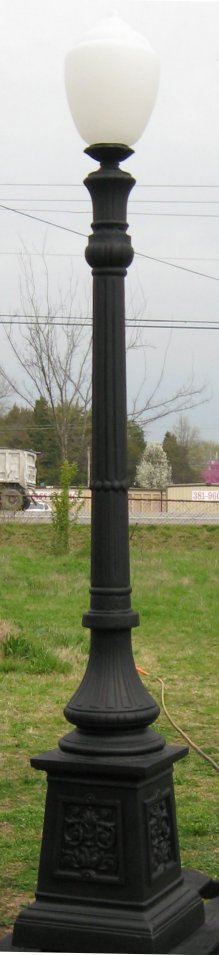 cast aluminum victorian single lamp post on urn base